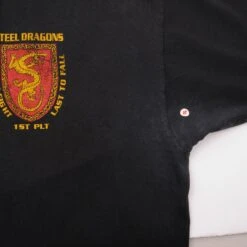 VINTAGE 1ST PLATOON STEEL DRAGONS MILITARY TEE SHIRT 1990S XL MADE IN USA(Vintage 1st Peloton Steel Dragons Military Tee Shirt 1990s Xl Made In Usa) -Rare Gear USA Shop DSC 1269 1e709c2b 5356 4072 bc87 44fb3aaceec4