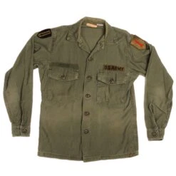 VINTAGE US ARMY UTILITY SHIRT P64 VIETNAM WAR ERA PATCHED(Vintage Us Army Utility Shirt P64 Vietnam War Era Patched)