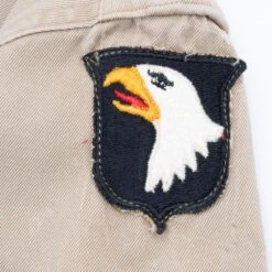 VINTAGE US ARMY 101ST AIRBORNE PATCHED KHAKI SHIRT 1952 SIZE LARGE(Vintage Us Army 101st Airborne Patched Khaki Shirt 1952 Size Large) -Rare Gear USA Shop DSC 3546