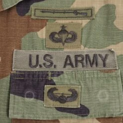 VINTAGE US ARMY WOODLAND CAMO COMBAT JACKET PATCH SPECIAL FORCES 1996 LARGE(Vintage Us Army Woodland Camo Combat Jacket Patch 1996 Size Large Regular) -Rare Gear USA Shop DSC 7055
