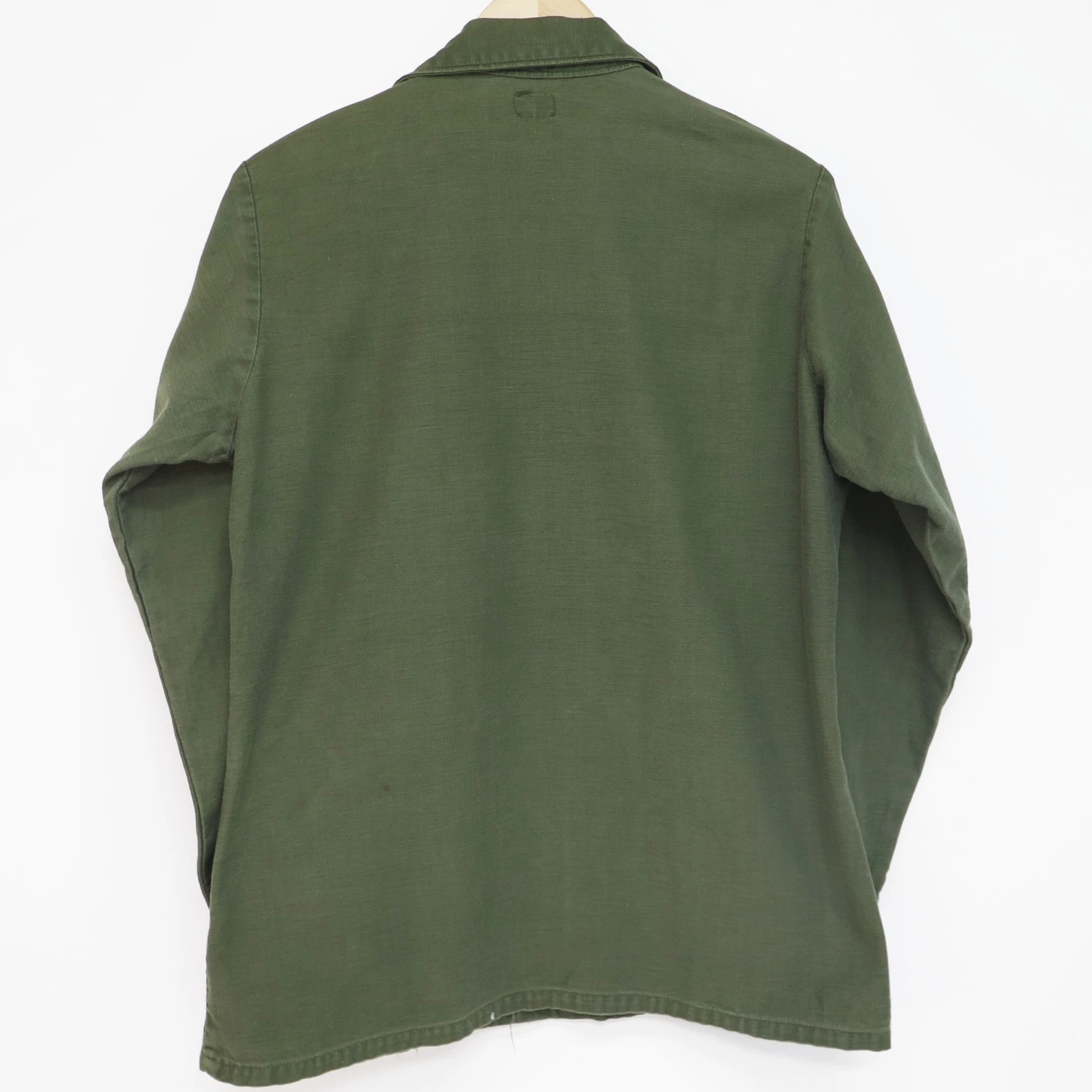 VINTAGE US ARMY UTILITY SHIRT P64 1976 26TH INFANTRY PATCHS SIZE 15 1/2 X 33(Us Army 1976 Vietnam Shirt Utility 26th Infantry Division Pilot Aviator Patched) 2 VINTAGE US ARMY UTILITY SHIRT P64 1976 26TH INFANTRY PATCHS SIZE 15 1/2 X 33(Us Army 1976 Vietnam Shirt Utility 26th Infantry Division Pilot Aviator Patched) - Image 2