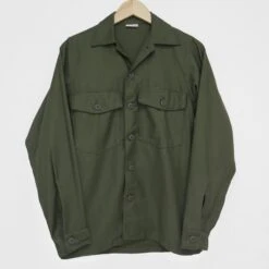 VINTAGE US ARMY UTILITY SHIRT P64 1970S VIETNAM WAR DEADSTOCK SIZE 13 1/2 X 32(Us Army 1970s Vietnam Shirt Utility Sateen Deadstock)
