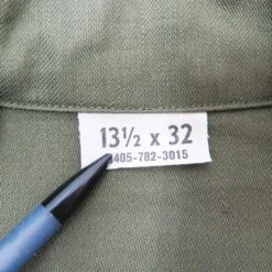 VINTAGE US ARMY UTILITY SHIRT P64 1970S VIETNAM WAR DEADSTOCK SIZE 13 1/2 X 32(Us Army 1970s Vietnam Shirt Utility Sateen Deadstock) -Rare Gear USA Shop blan tag