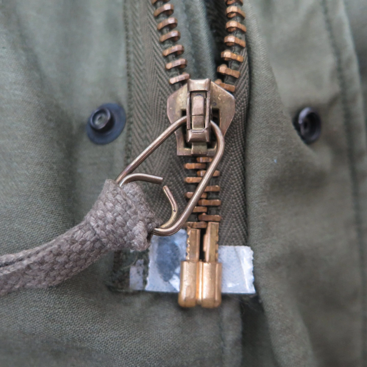 VINTAGE USAF US AIR FORCE M-1965 M65 FIELD JACKET PATCHED 1986 SIZE SMALL LONG(Us Army 1986 M65 M 65 Field Jacket Small Long Gulf War) 6 VINTAGE USAF US AIR FORCE M-1965 M65 FIELD JACKET PATCHED 1986 SIZE SMALL LONG(Us Army 1986 M65 M 65 Field Jacket Small Long Gulf War) - Image 6