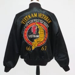 VIETNAM VETERAN USMC 1966/67 TOUR BOMBER SOUVENIR JACKET 1ST MARINE DIVISION SIZE LARGE(Vietnam Veteran Usmc 1966 67 Tour Bomber Jacket 1st Marine Division)