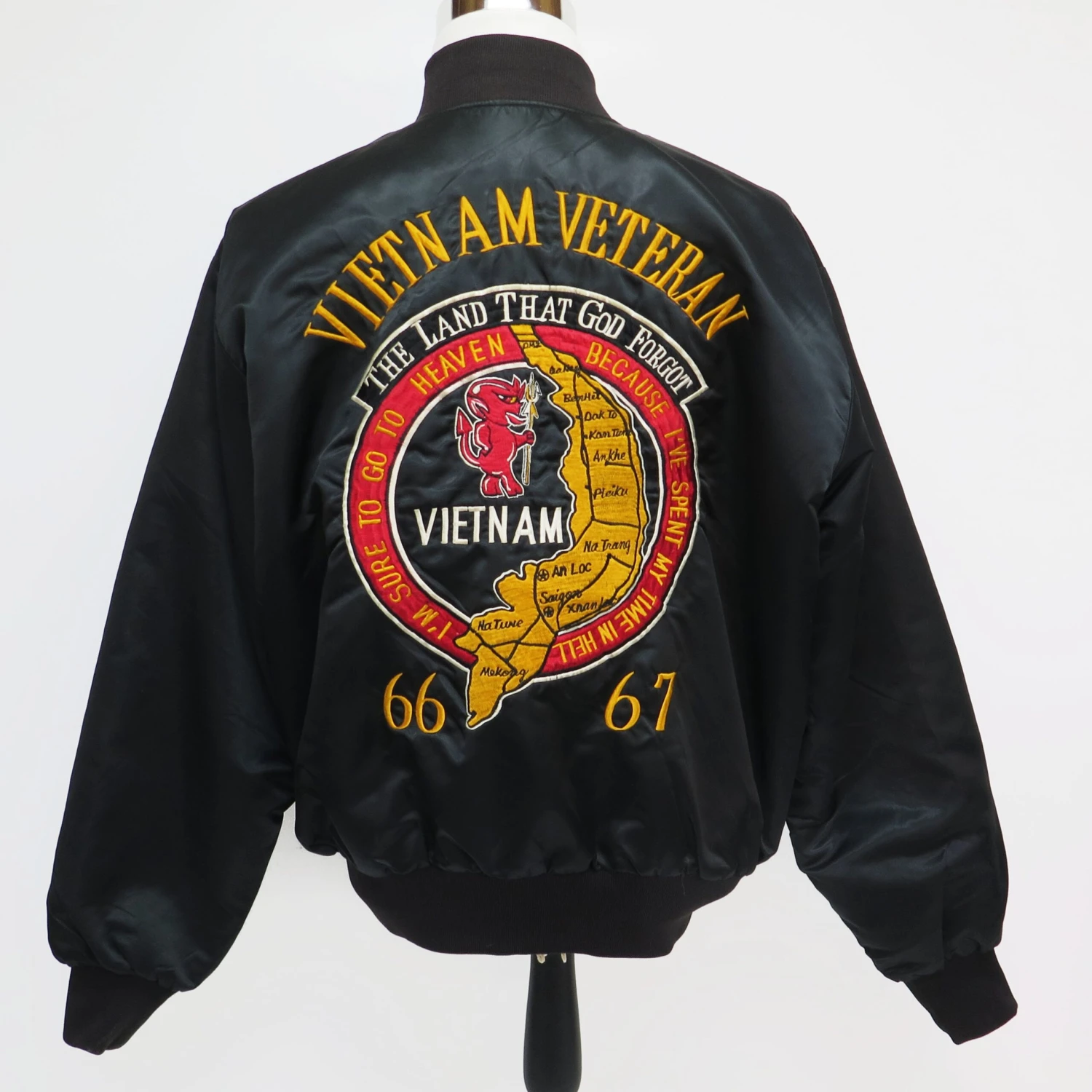 VIETNAM VETERAN USMC 1966/67 TOUR BOMBER SOUVENIR JACKET 1ST MARINE DIVISION SIZE LARGE(Vietnam Veteran Usmc 1966 67 Tour Bomber Jacket 1st Marine Division) 1 VIETNAM VETERAN USMC 1966/67 TOUR BOMBER SOUVENIR JACKET 1ST MARINE DIVISION SIZE LARGE(Vietnam Veteran Usmc 1966 67 Tour Bomber Jacket 1st Marine Division)