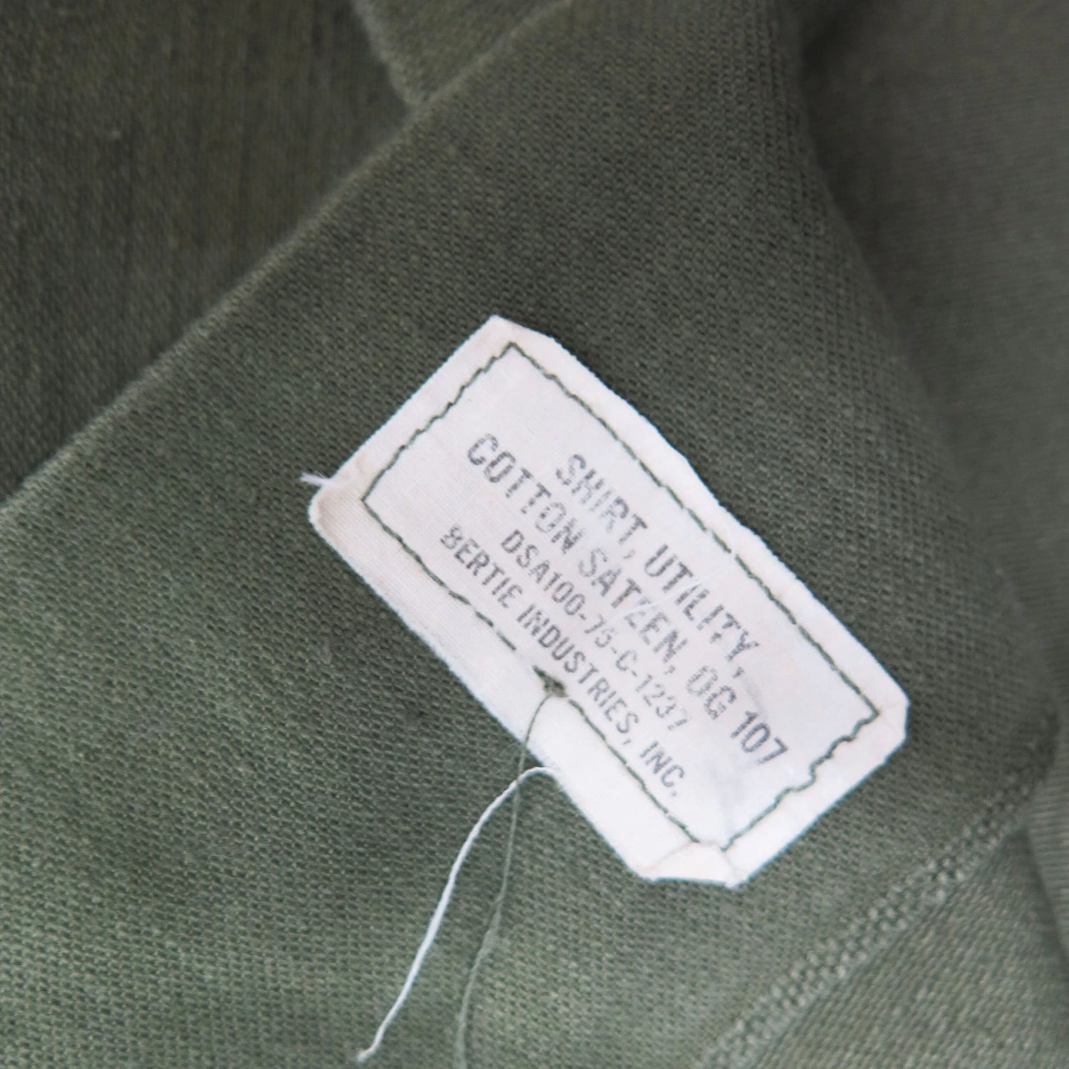 USAF US AIR FORCE UTILITY SHIRT P-64 P64 1975 VIETNAM WAR MILITARY AIRLIFT COMMAND PATCHSIZE 14 1/2 X 31(Usaf Us Air Force 1975 Vietnam Shirt Utility Military Airlift Command) 5 USAF US AIR FORCE UTILITY SHIRT P-64 P64 1975 VIETNAM WAR MILITARY AIRLIFT COMMAND PATCHSIZE 14 1/2 X 31(Usaf Us Air Force 1975 Vietnam Shirt Utility Military Airlift Command) - Image 5