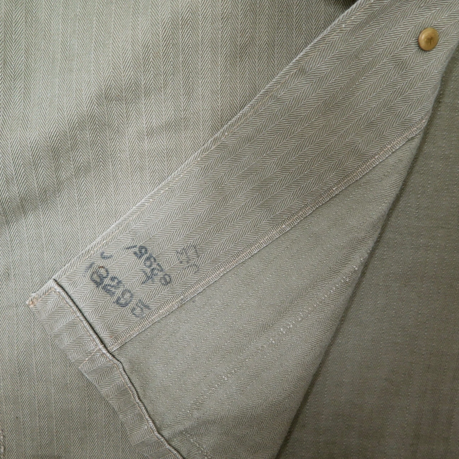 USMC US MARINE CORPS UTILITY SHIRT HBT HERRINGBONE TWILL 1940's WW2 USMC STENCIL SIZE MEDIUM(Ww2 Usmc Herringbone Stencil Shirt 1940s) 4 USMC US MARINE CORPS UTILITY SHIRT HBT HERRINGBONE TWILL 1940's WW2 USMC STENCIL SIZE MEDIUM(Ww2 Usmc Herringbone Stencil Shirt 1940s) - Image 4