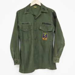 VINTAGE US ARMY UTILITY SHIRT P64 1960S VIETNAM WAR PATCHES SIZE 14 1/2 X 33(Us Army 1960s Vietnam Shirt Utility 137th Infantry Regiment Sergeant First Class 69th Infantry Brigade Patched)